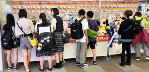 リブロ鴻巣店 駿河屋POPUP売場を見るお客様